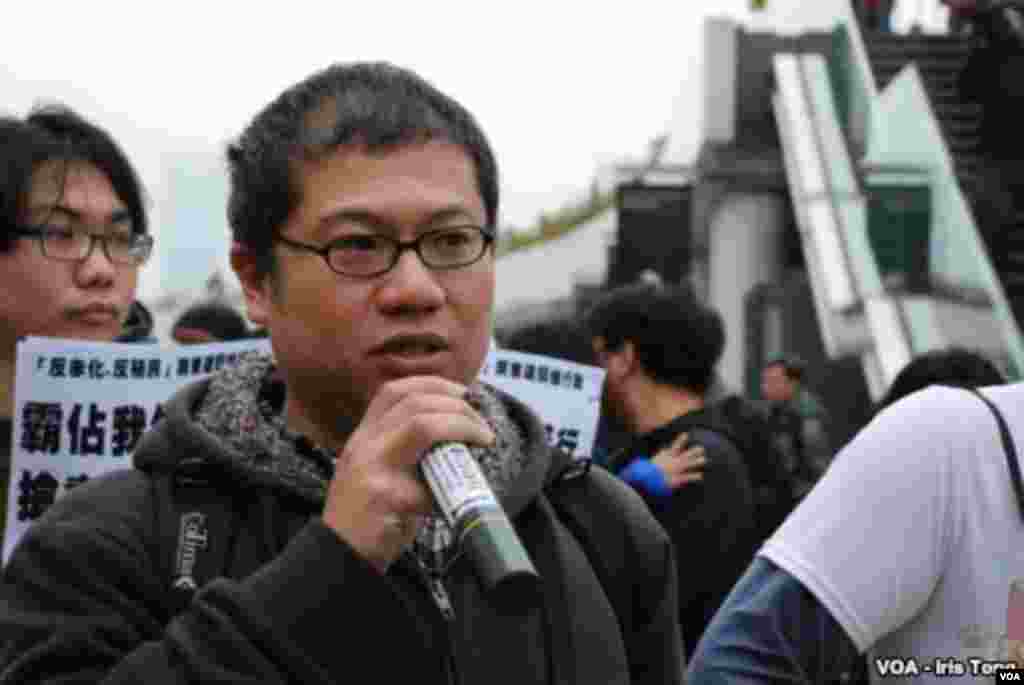 Protest organizer Ronald Leung Kam Sing says the demonstrators are emotional because Hong Kong citizens have become very frustrated with the city's influx of mainlanders. (Iris Tong, VOA)