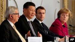 Dari kiri: Presiden Komisi Eropa Jean-Claude Juncker, Presiden China Xi Jinping, Presiden Perancis Emmanuel Macron, dan Kanselir Jerman Angela Merkel dalam pertemuan di Paris, Selasa (26/3). 