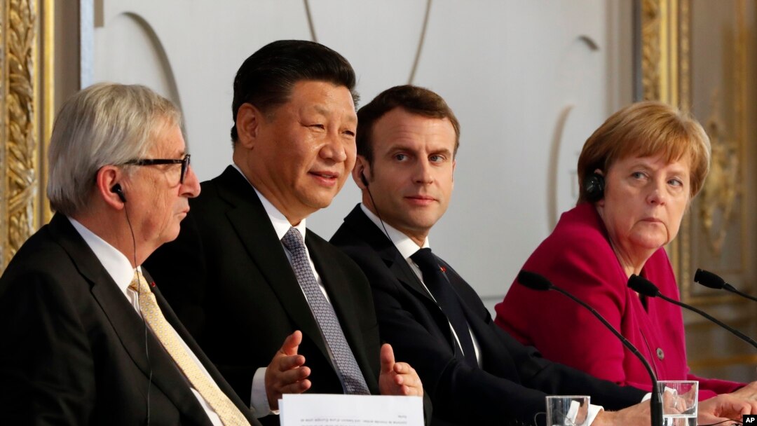 歐盟委員會主席容克（左一）、中國國家主席習近平（左二）、法國總統馬克龍（右二） 和德國總理默克爾2019年3月26日在法國巴黎愛麗舍宮出席記者會。