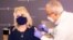 La chanteuse Dolly Parton reçoit la vaccin contre le coronavirus au Vanderbilt University Medical Center à Nashville, Tennessee, États-Unis, le 2 mars 2021.