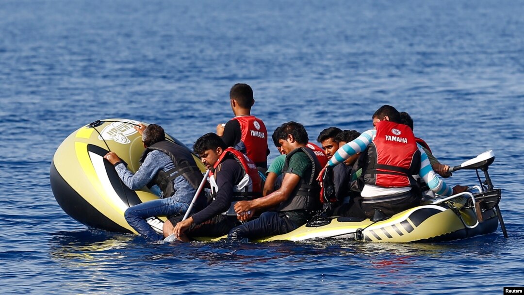 Para migran di perahu karet kecil meninggalkan Bodrum, Turki, berharap bisa menyeberangi Laut Tengah untuk tiba di pulau Yunani, Kos.