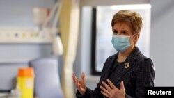 La premier escocesa, Nicola Sturgeon, durante una vista a un hospital en Edimburgo, en diciembre de 2020, en medio del avance de la ola de coronavirus que azota al país.