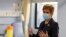 La premier escocesa, Nicola Sturgeon, durante una vista a un hospital en Edimburgo, en diciembre de 2020, en medio del avance de la ola de coronavirus que azota al país.