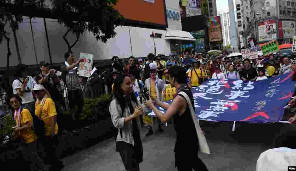 香港民陣呼籲市民中途加入7-1大遊行隊伍。(美國之音湯惠芸拍攝)