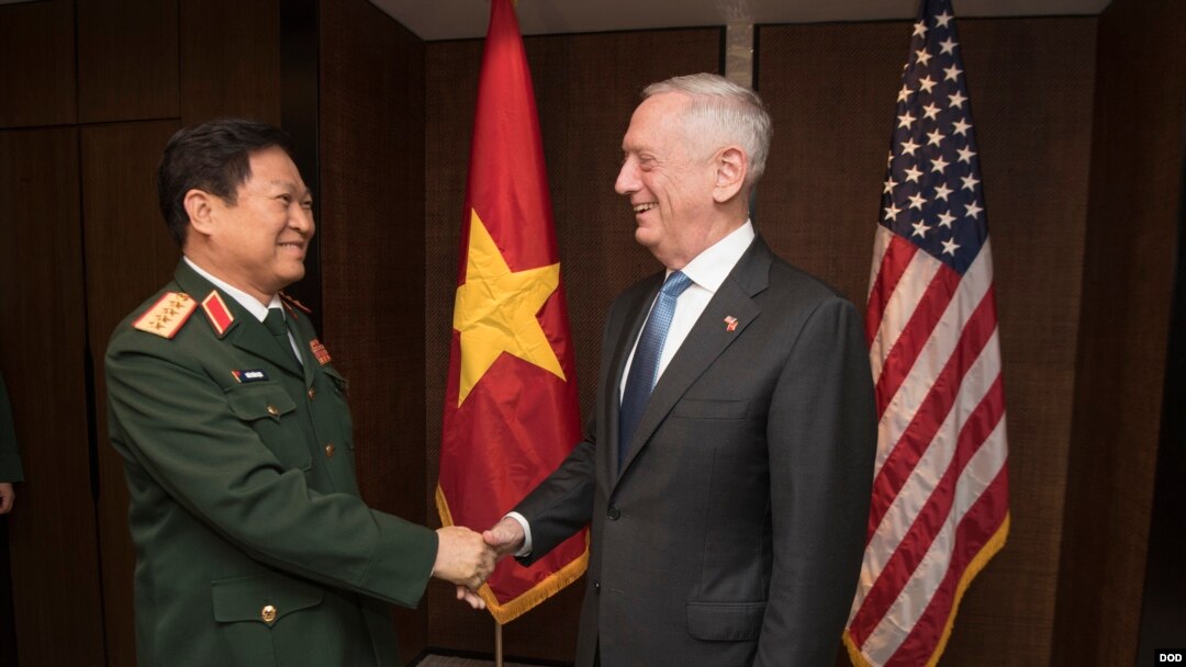 Ông Mattis và đồng nhiệm Ngô Xuân Lịch gặp nhau tại đối thoại Shangri-La, Singapore, tháng Sáu, 2018.