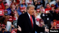 Arquivo: Presidente Trump num evento de campanha em Fayetteville, Carolina do Norte. 19 de setembro 2020