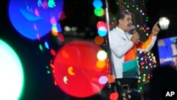 El presidente Nicolás Maduro habla a simpatizantes en Caracas el 3 de diciembre de 2023. Este año, su gobierno decretó el adelanto de la Navidad, lo que analistas han interpretado como un intento de dejar atrás la polémica por la elección de julio.