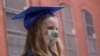 Lydia Hassebroek posa para una fotografía, antes del final del año escolar, ella se prepara para tener una graduación en línea por el COVID-19 en Brooklyn, Nueva York, 11 de junio de 2020.