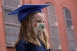 Lydia Hassebroek se toma una fotografía con su birrete al término del año escolar, en Brooklyn, Nueva York.