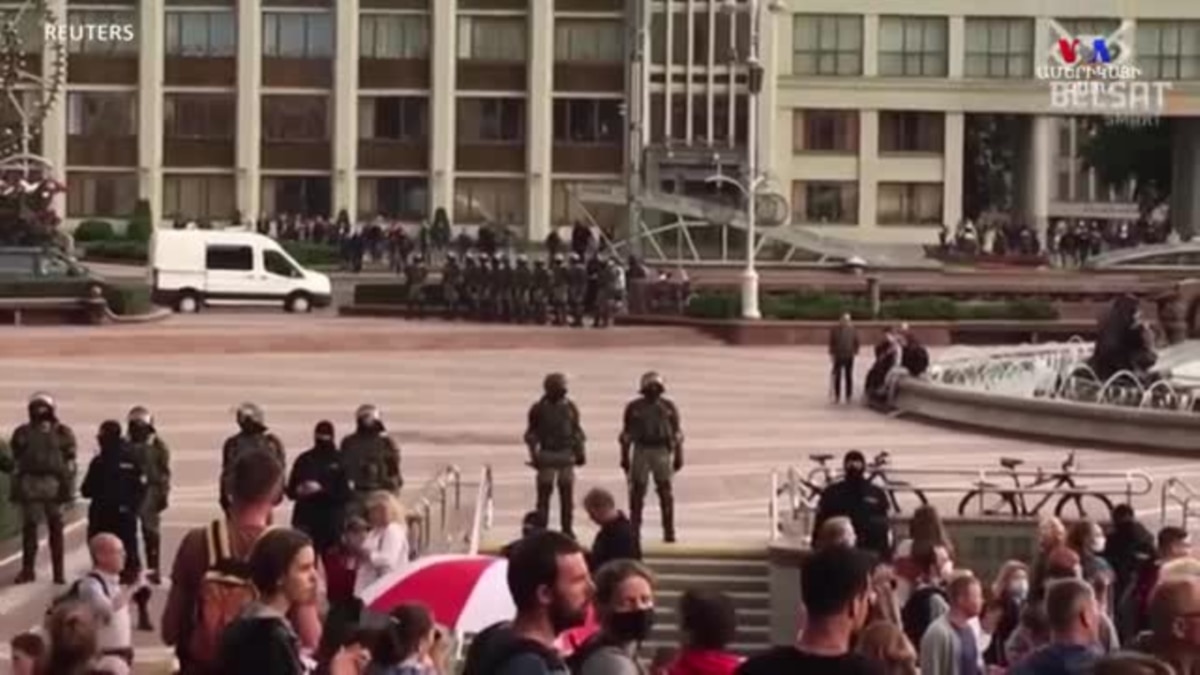На минск напали. На минск напали. На минск напали. Торговые центры европы с полицией. Минск тц 2016 год парень с бензопилой.