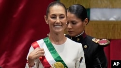 La presidenta Claudia Sheinbaum posa con la banda presidencial durante su ceremonia de juramentación como nueva presidenta de México, en la Ciudad de México, el martes 1 de octubre de 2024.