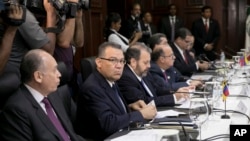 Venezuelan opposition legislator Enrique Marquez (2nd L) sits alongside his colleagues at the Ministry of Foreign Affairs before taking part in negotiations aimed at resolving Venezuela's ongoing economic and political crisis, in Santo Domingo, Dominican Republic, Dec. 1, 2017.