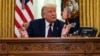 မွတ္တမ္းဓါတ္ပံု- စက္တင္ဘာ ၄ ရက္ေန႔တုန္းက သမၼတ Trump ကို Oval ရံုးခန္းမွာ ေတြ႕ရစဥ္ (AP Photo/Evan Vucci)