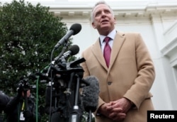 Utusan AS untuk Timur Tengah Steve Witkoff berbicara kepada awak media di luar West Wing Gedung Putih di Washington, AS, 6 Maret 2025. (Foto: Reuters)