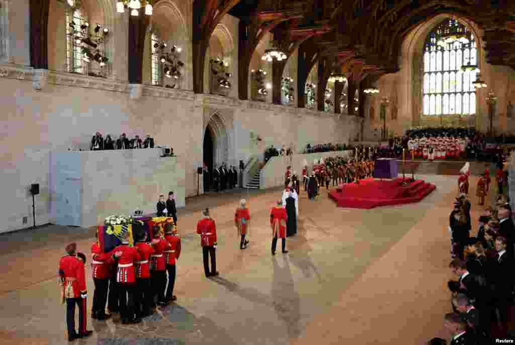 La procesión con el ataúd de la reina Isabel II de Gran Bretaña llega a Westminster Hall desde el Palacio de Buckingham, en Londres, Gran Bretaña, el 14 de septiembre de 2022. REUTERS/Phil Noble