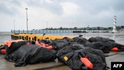 Penghalang tumpahan minyak disiagakan di sebuah pelabuhan di Limay, Bataan, Filipina, Kamis, 25 Juli 2024. (Foto: Jam Sta Rosa/AFP)