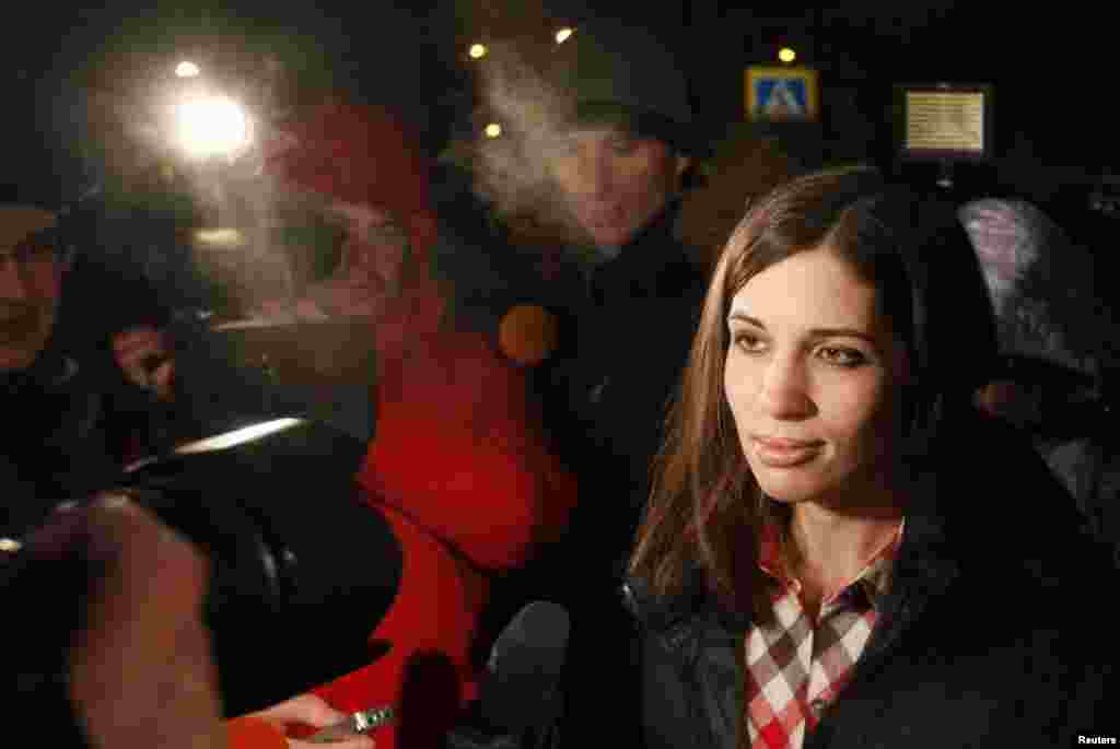 Anggota Pussy Riot Nadezhda Tolokonnikova berbicara pada media setelah dibebaskan dari penjara di Krasnoyarsk (23/12). Tolokonniva dihukum dua tahun penjara dan seharusnya bebas Maret 2014. (Reuters/Ilya Naymushin)