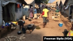 Vue sur un site de déplacés de Bangui, Centrafrique, le 8 novembre 2016. (Freeman Sipila/VOA)