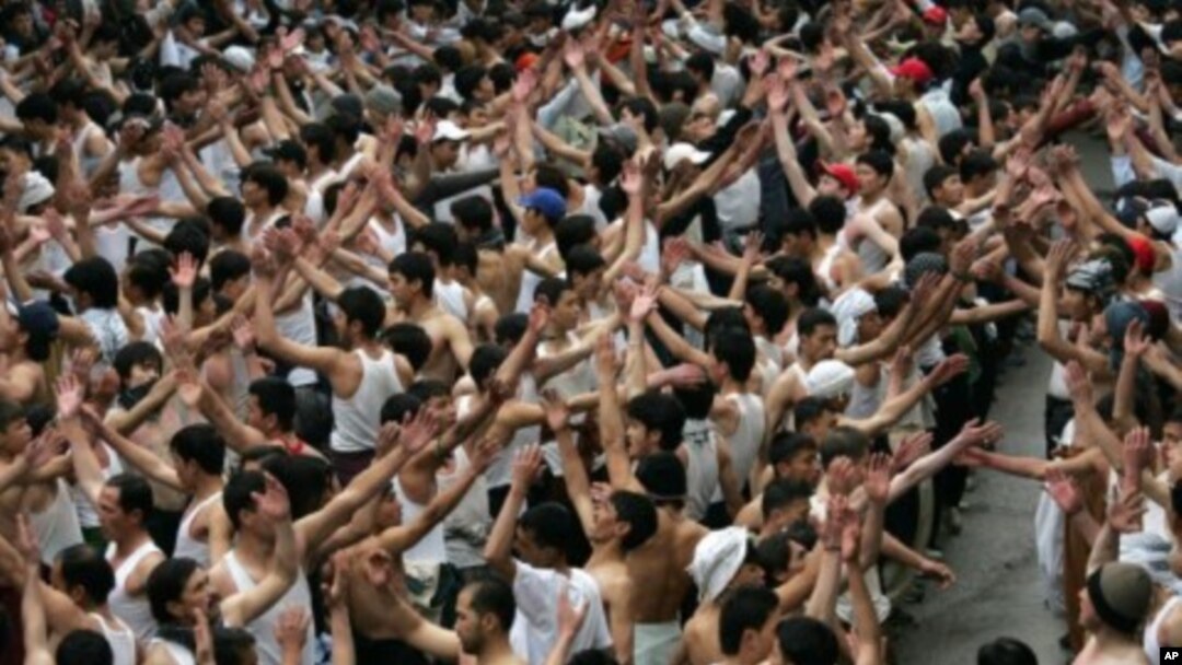 Pakistani Shi'ite Muslims beat their chests during the Shi'ite Muslim religious procession in Quetta, January 15, 2012.