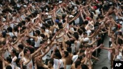 Pakistani Shi'ite Muslims beat their chests during the Shi'ite Muslim religious procession in Quetta, January 15, 2012.