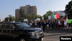 El presidente de México, Andrés Manuel López Obrador, se va después de una ceremonia de colocación de coronas en el monumento a Benito Juárez en Washington D.C., el 8 de julio de 2020..