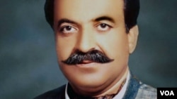  دپيښور هائيکورټ چيف جسټس  مظهرعالم ميا خيل دپيښورگورنرهاؤس کې سردار مهتاب عباسي ته  دغه لوړه ورکړې ده.