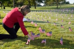 La presidente de la Cámara de Representantes, Nancy Pelosi, demócrata por California, visita el proyecto Memorial Covid en la Alameda Nacional en Washington, en homenaje a los 200.000 estadounidenses muertos en la pandemia de COVID, al 22 de Sep.2020