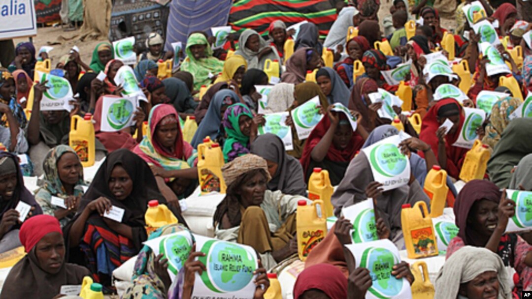 Internally displaced women wait to receive relief food from a distribution center in Hodon district in the south of Somalia's capital Mogadishu, August 25, 2011 (file photo).