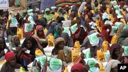 Internally displaced women wait to receive relief food from a distribution center in Hodon district in the south of Somalia's capital Mogadishu, August 25, 2011 (file photo).