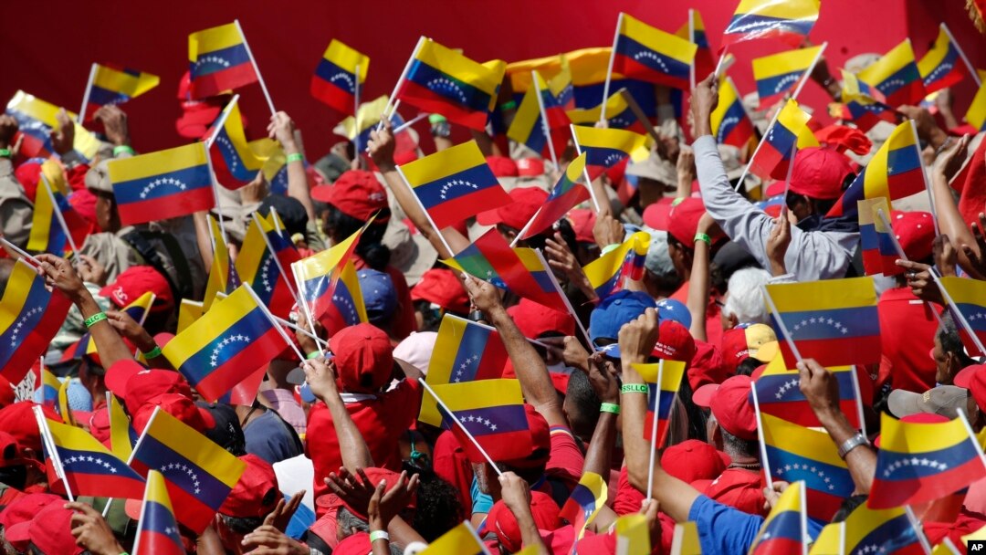 
Seguidores del presidente Nicolás Maduro ondean banderas de Venezuela durante un evento en Caracas, Venezuela, el 2 de febrero de 2019.