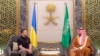 ARCHIVO: El príncipe heredero saudí Mohammed Bin Salman se reúne con el presidente ucraniano Volodymyr Zelenskyy en Yeddah, Arabia Saudita, el 12 de junio de 2024. REUTERS 