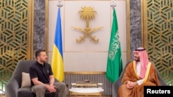 ARCHIVO: El príncipe heredero saudí Mohammed Bin Salman se reúne con el presidente ucraniano Volodymyr Zelenskyy en Yeddah, Arabia Saudita, el 12 de junio de 2024. REUTERS 