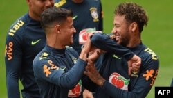 Le milieu brésilien Philippe Coutinho et l'attaquant brésilien Neymar lors d'une séance d'entraînement au stade Anfield de Liverpool, le 2 juin 2018.