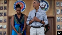 Le président Barack Obama, avec la Première dame Michelle Obama, lors d'un discours pour remercier les membres de la Marine Corps à la base Hawaï, à Kaneohe Bay, le 25 décembre 2016.