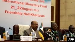 Le président soudanais, lOmar el-Béchir lors des réunions du bloc africain des ministres des finances et des gouverneurs des banques centrales à Khartoum, le 21 août 2013.