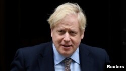 Los ministros han dicho que Boris Johnson ha estado sentado en la cama y hablando con el personal médico.