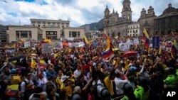 Colombianos en Miami también marcharon. Otras movilizaciones se llevaron a cabo en otras ciudades de Colombia, bajo la vigilancia de las unidades antimotines de la Policía Nacional.