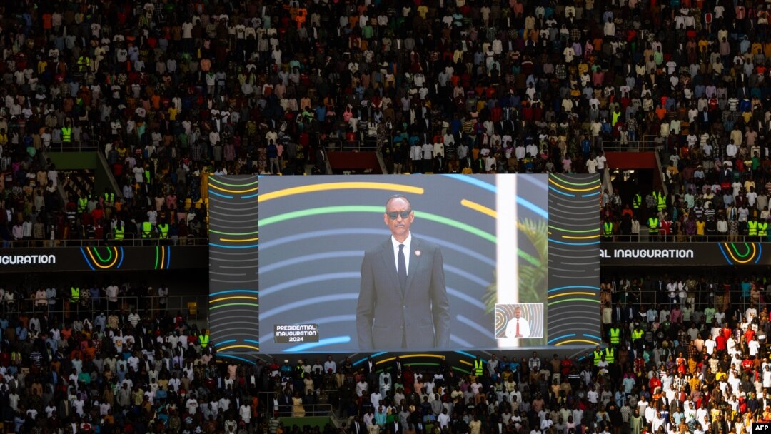 O Presidente do Ruanda, Paul Kagame, é visto no ecrã momentos depois de fazer o juramento de posse perante os apoiantes durante a cerimónia de tomada de posse presidencial no estádio Amahoro, em Kigali, a 11 de agosto de 2024.