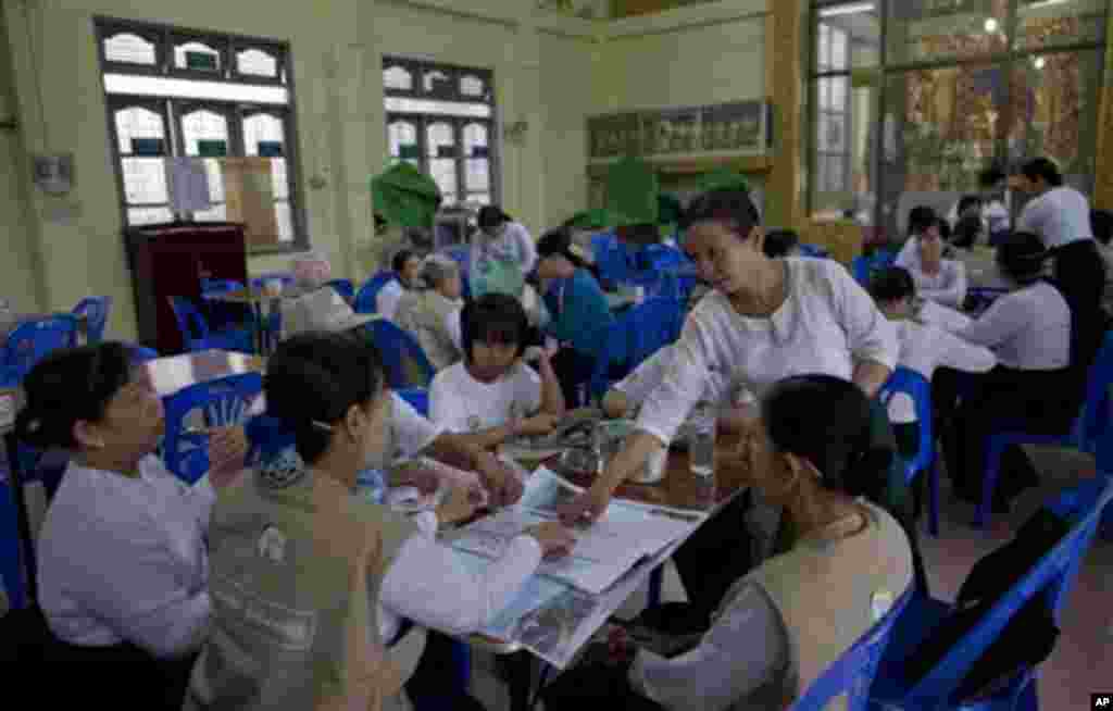 Myanmar census enumerators and volunteers gather at a monastery for breakfast before they venture out collecting data in Yangon, Myanmar, Sunday, Mar 30, 2014. Enumerators fanned out across Myanmar on Sunday for a census that has been widely criticized fo