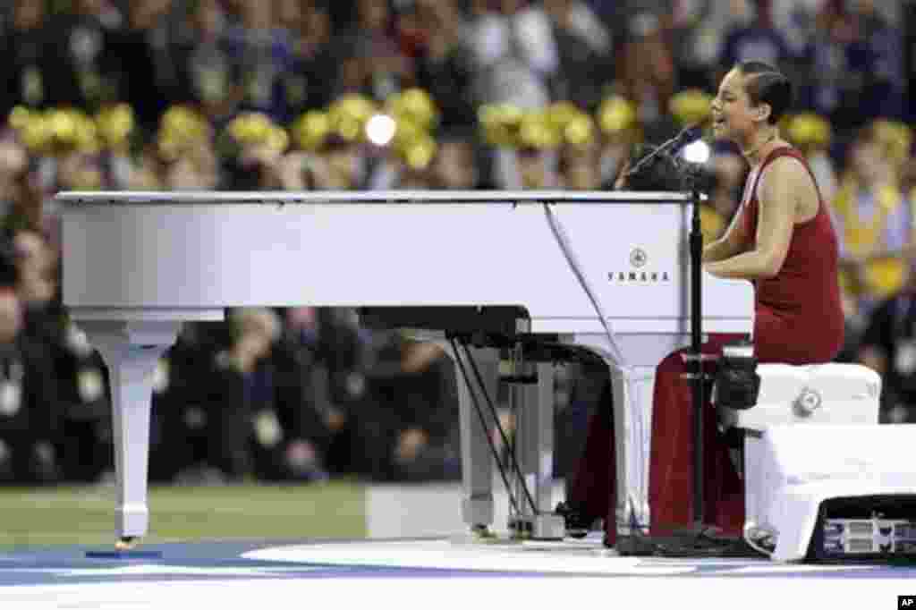 Penyanyi Alicia Keys membawakan lagu kebangsaan sebelum final kompetisi sepakbola Amerika NFL Super Bowl XLVII antara San Francisco 49ers dan Baltimore Ravens, Minggu (3/2) di New Orleans. (AP/Patrick Semansky)