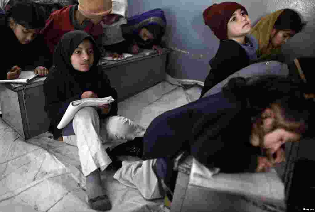 پاکستان میں مختلف این جی اوز بچوں کی تعلیم کےلیے سرگرم رہتی ہیں جو مفت تعلیم فراہم کرتی ہیں