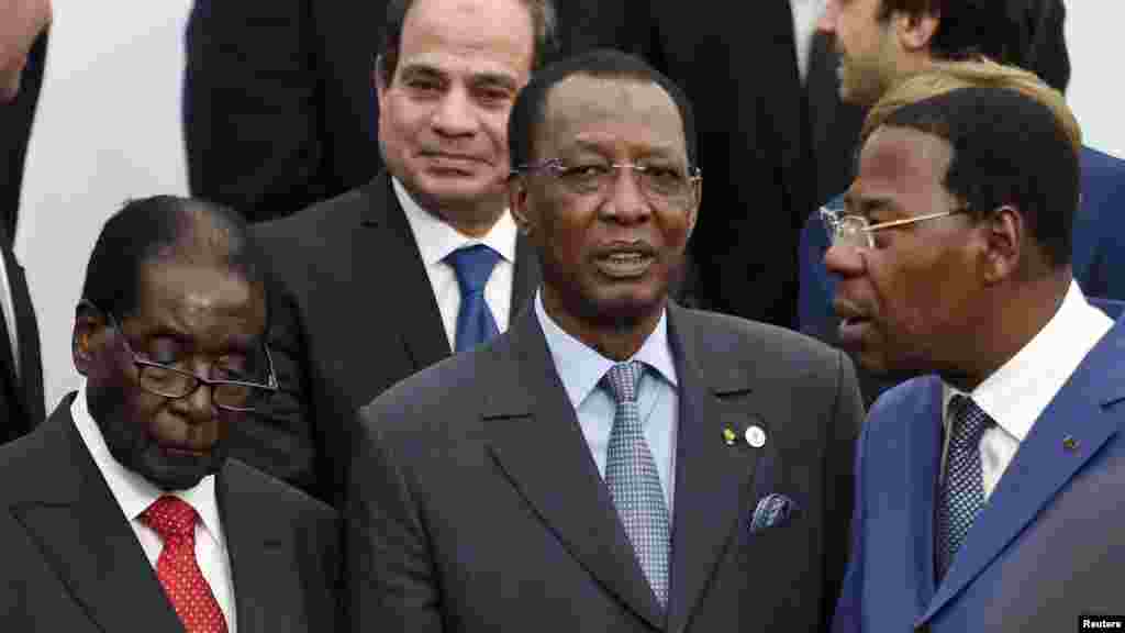 (L to R) Zimbabwe's President Robert Mugabe, Egyptian President Abdel Fattah el-Sisi (back), Chad's President Idriss Deby, and Benin's President Thomas Boni Yayi pose pose for a family photo during the opening day of the World Climate Change Conference 20