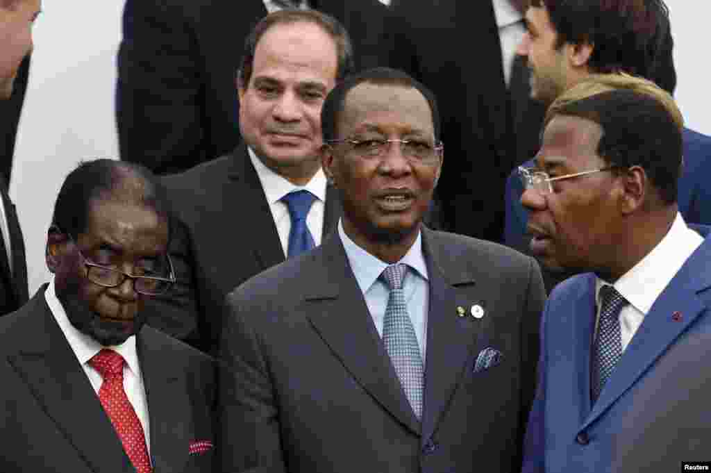 Daga Hagu Zuwa Dama, Shugaban Kasar Zimbabwe Robert Mugabe, Shugaba Abdel Fattah el - Sisi Na Kasar Misira. Daga Baya Shugaban Chadi Idriss Deby, Da Shugaban Kasar Benin Yayi Pose pose, A Wurin Taron Majalisar Dinkin Duniya Kan Dumamar Yanayi. Nuwamba 30, 2015. &nbsp;