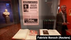 Copias del libro de Adolf Hitler "Mein Kampf" en el museo de historia alemana.
