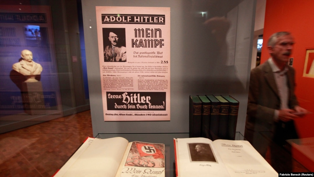 Buku Adolf Hitler "Mein Kampf" (My Struggle) yang dipamerkan di Museum Sejarah Jermanpictured at the media preview of "Hilter und die Deutsche Volksgemeinschaft und Verbrechen" (Hitler and the German Nation and Crime) at the Deutsche Historisches Museum (German Historical Museum