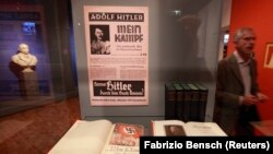 Buku Adolf Hitler "Mein Kampf" (My Struggle) yang dipamerkan di Museum Sejarah Jermanpictured at the media preview of "Hilter und die Deutsche Volksgemeinschaft und Verbrechen" (Hitler and the German Nation and Crime) at the Deutsche Historisches Museum (German Historical Museum