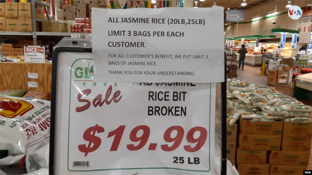 En muchos supermercados han determinado que los clientes solamente pueden llevar una cantidad máxima de productos, especialmente los de primera necesidad. En este supermercado en la ciudad de Manassas, Virginia, el límite para comprar arroz son tres unidades. [Foto: Mitzi Macías]