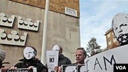 Partidarios de Assange manifestan frente a la embajada de Suecia en Londres.