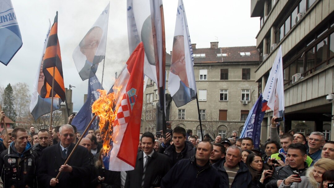 Poslanici u Skupštini Srbije danas su osudili čin lidera SRS Vojislava Šešelja koji je juče zapalio zastavu Hrvatske. 