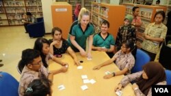 Suasana belajar bahasa asing di Rumah Bahasa, Surabaya. (VOA/Petrus Riski)